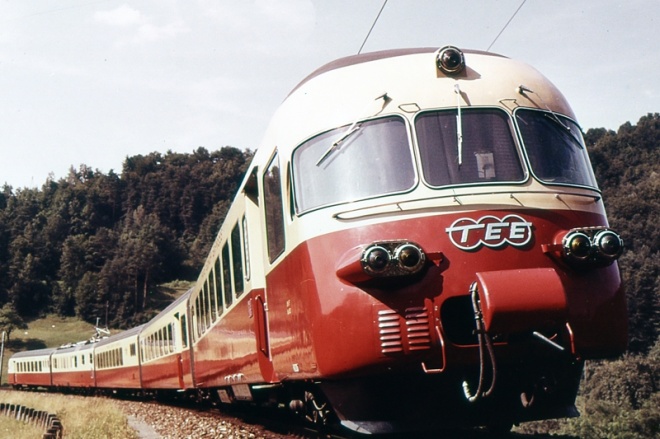 6 Unit electric Rail car type RAe in TEE livery.<br /><a href='images/pictures/LS_Models/17021.jpg' target='_blank'>Full size image</a>